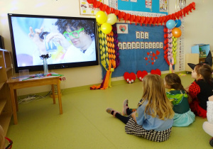 26 Przedszkolaki oglądają eksperymenty na monitorze